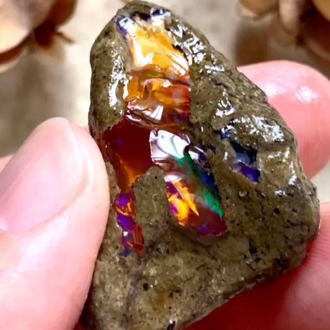 オレンジオパール原石65ct三角形の母岩が可愛い/美遊色