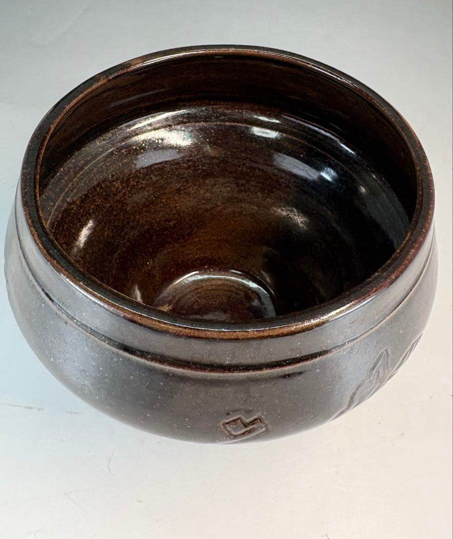 【中古品】茶道具　膳所焼　コマ形宝盡し建水（共箱）